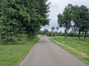 
                            <b>Landweg met auto in de verte, omringd door bomen en groen.</b><br>
                                                        <b>ISO:</b> 50 | <b>Sluitertijd:</b> 1/1008 | <b>Diafragma:</b> f/2.4 | <b>Datum:</b> 2025-07-05

                        