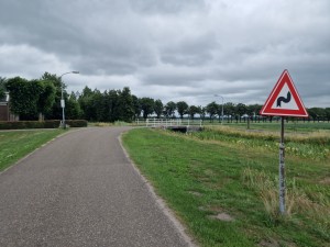 
                            <b>Waarschuwingsbord voor bochtige weg naast een fietspad en sloot.</b><br>
                                                        <b>ISO:</b> 50 | <b>Sluitertijd:</b> 1/8475 | <b>Diafragma:</b> f/1.8 | <b>Datum:</b> 2025-07-05

                        