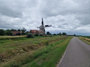 
                            <b>Molen van de Groote Polder naast een weg in een landelijk landschap.</b><br>
                                                        <b>ISO:</b> 50 | <b>Sluitertijd:</b> 1/12195 | <b>Diafragma:</b> f/1.8 | <b>Datum:</b> 2025-07-05

                        