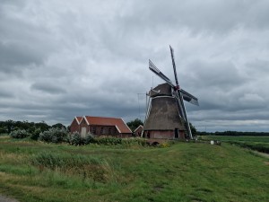 
                            <b>Molen van de Groote Polder naast bakstenen gebouw in groen landschap.</b><br>
                                                        <b>ISO:</b> 50 | <b>Sluitertijd:</b> 1/18182 | <b>Diafragma:</b> f/1.8 | <b>Datum:</b> 2025-07-05

                        