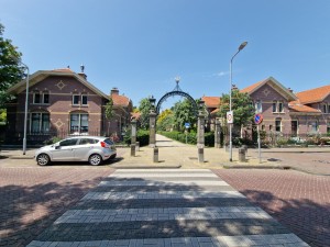 
                            <b>Historisch toegangspoort 'Snouck Van Loosenpark' met geparkeerde auto en straat.</b><br>
                                                        <b>ISO:</b> 50 | <b>Sluitertijd:</b> 1/1942 | <b>Diafragma:</b> f/2.2 | <b>Datum:</b> 2025-07-02

                        