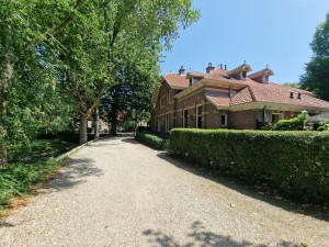 
                            <b>Groot gebouw met rode dakpannen en stenen muren naast een grindpad.</b><br>
                                                        <b>ISO:</b> 50 | <b>Sluitertijd:</b> 1/1468 | <b>Diafragma:</b> f/2.2 | <b>Datum:</b> 2025-07-02

                        