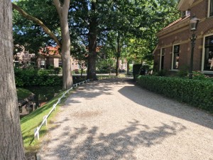 
                            <b>Rustig pad langs oude bakstenen gebouwen en een smal waterkanaal.</b><br>
                                                        <b>ISO:</b> 50 | <b>Sluitertijd:</b> 1/420 | <b>Diafragma:</b> f/1.8 | <b>Datum:</b> 2025-07-02

                        