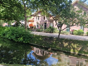 
                            <b>Bakstenen huizen met reflectie in het water, omgeven door groen.</b><br>
                                                        <b>ISO:</b> 50 | <b>Sluitertijd:</b> 1/180 | <b>Diafragma:</b> f/1.8 | <b>Datum:</b> 2025-07-02

                        
