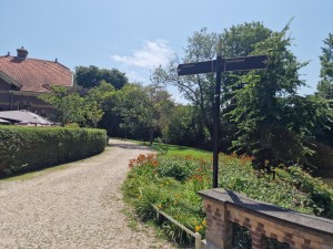 
                            <b>Wegwijzer op grindpad richting Vestingpad, omringd door groen en bloemen.</b><br>
                                                        <b>ISO:</b> 50 | <b>Sluitertijd:</b> 1/1658 | <b>Diafragma:</b> f/1.8 | <b>Datum:</b> 2025-07-02

                        