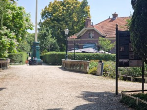 
                            <b>Historisch huis met bord, omringd door groen en een grindpad.</b><br>
                                                        <b>ISO:</b> 50 | <b>Sluitertijd:</b> 1/1212 | <b>Diafragma:</b> f/2.4 | <b>Datum:</b> 2025-07-02

                        