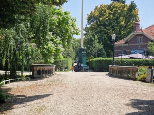 
                            <b>Een rustige laan met fiets en groot gebouw op de achtergrond.</b><br>
                                                        <b>ISO:</b> 50 | <b>Sluitertijd:</b> 1/1664 | <b>Diafragma:</b> f/2.4 | <b>Datum:</b> 2025-07-02

                        