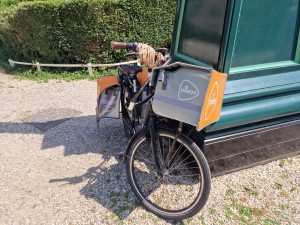 
                            <b>Fiets met PostNL tassen geparkeerd tegen groene kiosk.</b><br>
                                                        <b>ISO:</b> 50 | <b>Sluitertijd:</b> 1/876 | <b>Diafragma:</b> f/1.8 | <b>Datum:</b> 2025-07-02

                        
