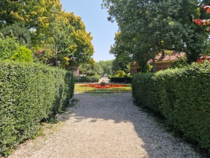 
                            <b>Pad leidt naar kleurrijke bloemenperk met zonnewijzer, omgeven door groene heggen.</b><br>
                                                        <b>ISO:</b> 50 | <b>Sluitertijd:</b> 1/723 | <b>Diafragma:</b> f/1.8 | <b>Datum:</b> 2025-07-02

                        