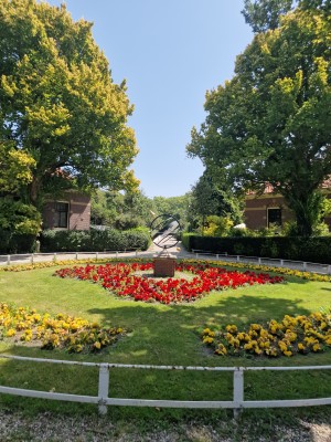 
                            <b>Zonnewijzer in tuin met kleurrijke bloemen en groen gras.</b><br>
                                                        <b>ISO:</b> 50 | <b>Sluitertijd:</b> 1/866 | <b>Diafragma:</b> f/1.8 | <b>Datum:</b> 2025-07-02

                        
