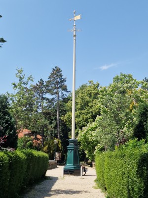 
                            <b>Hoge vlaggenmast met windwijzer op groene sokkel in park.</b><br>
                                                        <b>ISO:</b> 50 | <b>Sluitertijd:</b> 1/1218 | <b>Diafragma:</b> f/1.8 | <b>Datum:</b> 2025-07-02

                        