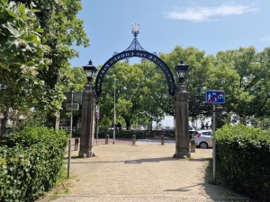 
                            <b>Smeedijzeren toegangspoort 'Snouck Van Loosenpark' met lantaarns in groene omgeving.</b><br>
                                                        <b>ISO:</b> 50 | <b>Sluitertijd:</b> 1/1139 | <b>Diafragma:</b> f/1.8 | <b>Datum:</b> 2025-07-02

                        