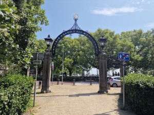 
                            <b>Smeedijzeren toegangspoort 'Snouck Van Loosenpark' met lantaarns in groene omgeving.</b><br>
                                                        <b>ISO:</b> 50 | <b>Sluitertijd:</b> 1/1139 | <b>Diafragma:</b> f/1.8 | <b>Datum:</b> 2025-07-02

                        