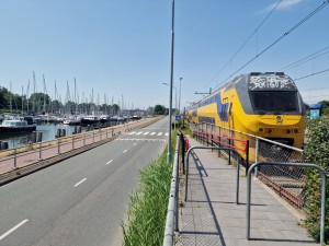 
                            <b>Gele NS dubbeldekker trein naast jachthaven met zeilboten.</b><br>
                                                        <b>ISO:</b> 50 | <b>Sluitertijd:</b> 1/1656 | <b>Diafragma:</b> f/1.8 | <b>Datum:</b> 2025-07-02

                        