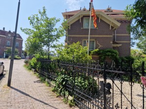
                            <b>Huis met tuin, hek en vlag op zonnige dag.</b><br>
                                                        <b>ISO:</b> 50 | <b>Sluitertijd:</b> 1/937 | <b>Diafragma:</b> f/1.8 | <b>Datum:</b> 2025-07-02

                        
