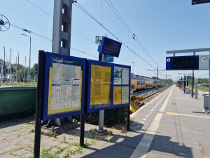 
                            <b>Informatieborden op treinstation met trein op het spoor.</b><br>
                                                        <b>ISO:</b> 50 | <b>Sluitertijd:</b> 1/1333 | <b>Diafragma:</b> f/1.8 | <b>Datum:</b> 2025-07-02

                        