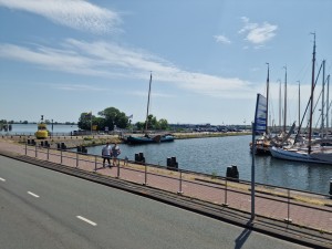 
                            <b>Boten aangemeerd langs kade, twee mensen wandelen op de voorgrond.</b><br>
                                                        <b>ISO:</b> 50 | <b>Sluitertijd:</b> 1/2899 | <b>Diafragma:</b> f/1.8 | <b>Datum:</b> 2025-07-02

                        