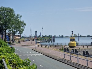 
                            <b>Weg langs waterkant met gele boei en scheepsmast op de achtergrond.</b><br>
                                                        <b>ISO:</b> 50 | <b>Sluitertijd:</b> 1/4132 | <b>Diafragma:</b> f/2.4 | <b>Datum:</b> 2025-07-02

                        