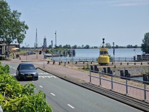 
                            <b>Weg langs water met auto en gele nautische markeringsboei.</b><br>
                                                        <b>ISO:</b> 50 | <b>Sluitertijd:</b> 1/3891 | <b>Diafragma:</b> f/2.4 | <b>Datum:</b> 2025-07-02

                        