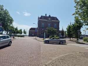 
                            <b>Zilverkleurige cabriolet rijdt over bakstenen rotonde voor het station van Enkhuizen.</b><br>
                                                        <b>ISO:</b> 50 | <b>Sluitertijd:</b> 1/2141 | <b>Diafragma:</b> f/1.8 | <b>Datum:</b> 2025-07-02

                        