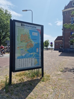 
                            <b>Plattegrond van Enkhuizen op informatiebord naast het station van Enkhuizen.</b><br>
                                                        <b>ISO:</b> 50 | <b>Sluitertijd:</b> 1/1724 | <b>Diafragma:</b> f/1.8 | <b>Datum:</b> 2025-07-02

                        