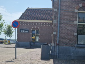 
                            <b>Het station van Enkhuizen met stationsbord en parkeerverbodsbord op trottoir.</b><br>
                                                        <b>ISO:</b> 50 | <b>Sluitertijd:</b> 1/2358 | <b>Diafragma:</b> f/2.4 | <b>Datum:</b> 2025-07-02

                        