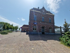 
                            <b>Het station van Enkhuizen met klassieke architectuur en NS-logo.</b><br>
                                                        <b>ISO:</b> 50 | <b>Sluitertijd:</b> 1/3413 | <b>Diafragma:</b> f/2.2 | <b>Datum:</b> 2025-07-02

                        