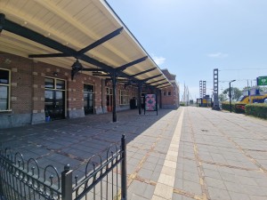 
                            <b>Het station van Enkhuizen met grote overkapping en spoorlijn aan de rechterkant.</b><br>
                                                        <b>ISO:</b> 50 | <b>Sluitertijd:</b> 1/2217 | <b>Diafragma:</b> f/2.2 | <b>Datum:</b> 2025-07-02

                        