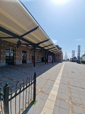 
                            <b>Het station van Enkhuizen met overkapping en reclamebord op perron.</b><br>
                                                        <b>ISO:</b> 50 | <b>Sluitertijd:</b> 1/2740 | <b>Diafragma:</b> f/2.2 | <b>Datum:</b> 2025-07-02

                        