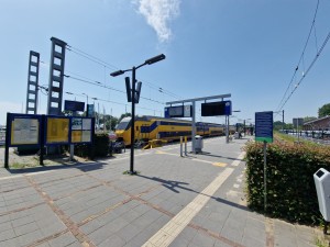 
                            <b>Stationsperron met gele trein en informatieborden.</b><br>
                                                        <b>ISO:</b> 50 | <b>Sluitertijd:</b> 1/3731 | <b>Diafragma:</b> f/2.2 | <b>Datum:</b> 2025-07-02

                        
