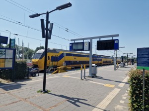
                            <b>Gele en blauwe trein staat stil op station naast informatiebord.</b><br>
                                                        <b>ISO:</b> 50 | <b>Sluitertijd:</b> 1/1876 | <b>Diafragma:</b> f/1.8 | <b>Datum:</b> 2025-07-02

                        