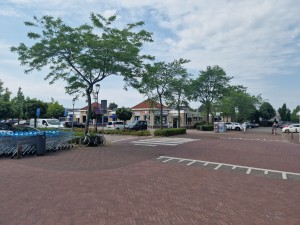 
                            <b>Parkeerplaats Winkelcentrum Streekhof, fietsen en winkelwagentjes op voorgrond.</b><br>
                                                        <b>ISO:</b> 50 | <b>Sluitertijd:</b> 1/14493 | <b>Diafragma:</b> f/1.8 | <b>Datum:</b> 2025-07-02

                        