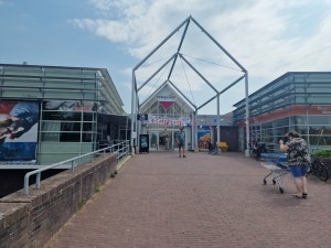
                            <b>Ingang van Winkelcentrum Streekhof met winkelwagens en een opvallende stellage.</b><br>
                                                        <b>ISO:</b> 50 | <b>Sluitertijd:</b> 1/18519 | <b>Diafragma:</b> f/1.8 | <b>Datum:</b> 2025-07-02

                        