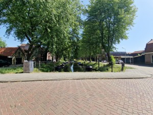 
                            <b>Vanaf de kloppersstraat met bruggetjes en bomen aan beide zijden.</b><br>
                                                        <b>ISO:</b> 50 | <b>Sluitertijd:</b> 1/1418 | <b>Diafragma:</b> f/2.2 | <b>Datum:</b> 2025-07-02

                        