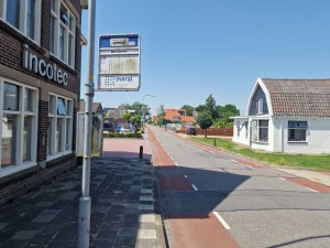 
                            <b>Bushalte voor gebouw naast rustige weg met huizen op de westeinde.</b><br>
                                                        <b>ISO:</b> 50 | <b>Sluitertijd:</b> 1/1085 | <b>Diafragma:</b> f/1.8 | <b>Datum:</b> 2025-07-02

                        
