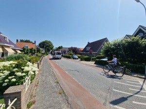 
                            <b>Bus passeert fietser op de westeinde met huizen aan beide kanten.</b><br>
                                                        <b>ISO:</b> 50 | <b>Sluitertijd:</b> 1/3333 | <b>Diafragma:</b> f/2.2 | <b>Datum:</b> 2025-07-02

                        