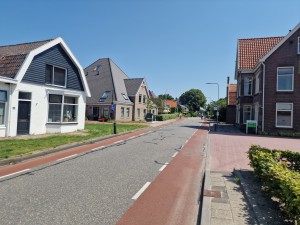 
                            <b>De westeinde met huizen, fietspad en trottoir onder een heldere lucht.</b><br>
                                                        <b>ISO:</b> 50 | <b>Sluitertijd:</b> 1/1623 | <b>Diafragma:</b> f/1.8 | <b>Datum:</b> 2025-07-02

                        