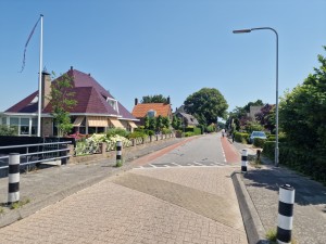 
                            <b>De westeinde met huizen, fietspad en verhoogde wegversmalling.</b><br>
                                                        <b>ISO:</b> 50 | <b>Sluitertijd:</b> 1/1493 | <b>Diafragma:</b> f/1.8 | <b>Datum:</b> 2025-07-02

                        