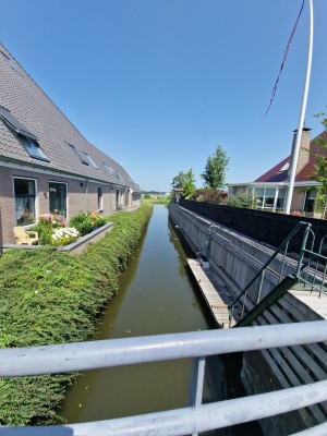 
                            <b>Smal kanaal tussen huizen met groene oevers en blauw hek op voorgrond.</b><br>
                                                        <b>ISO:</b> 50 | <b>Sluitertijd:</b> 1/1883 | <b>Diafragma:</b> f/2.2 | <b>Datum:</b> 2025-07-02

                        
