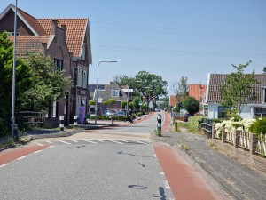 
                            <b>De westeinde met fiets- en voetpaden, omringd door huizen.</b><br>
                                                        <b>ISO:</b> 50 | <b>Sluitertijd:</b> 1/2933 | <b>Diafragma:</b> f/2.4 | <b>Datum:</b> 2025-07-02

                        