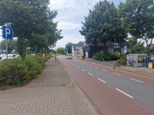 
                            <b>Auto rijdt op de middend met parkeerbord en omheinde parkeerplaats.</b><br>
                                                        <b>ISO:</b> 50 | <b>Sluitertijd:</b> 1/8130 | <b>Diafragma:</b> f/1.8 | <b>Datum:</b> 2025-07-02

                        