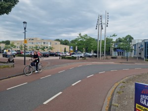 
                            <b>Persoon fietst over de middend naast geparkeerde auto's en moderne gebouwen.</b><br>
                                                        <b>ISO:</b> 50 | <b>Sluitertijd:</b> 1/9009 | <b>Diafragma:</b> f/1.8 | <b>Datum:</b> 2025-07-02

                        