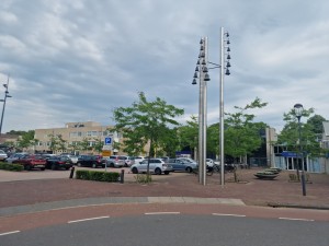
                            <b>Parkeerplaats met auto's, drie hoge palen met klokken in het midden.</b><br>
                                                        <b>ISO:</b> 50 | <b>Sluitertijd:</b> 1/12658 | <b>Diafragma:</b> f/1.8 | <b>Datum:</b> 2025-07-02

                        