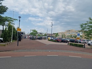 
                            <b>Stationsingang met fietsenstalling en geparkeerde auto's bij het winkelcentrum Streekhof.</b><br>
                                                        <b>ISO:</b> 50 | <b>Sluitertijd:</b> 1/12658 | <b>Diafragma:</b> f/1.8 | <b>Datum:</b> 2025-07-02

                        