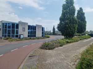 
                            <b>Modern gebouw met glaspartijen langs een rustige, gebogen weg.</b><br>
                                                        <b>ISO:</b> 50 | <b>Sluitertijd:</b> 1/10000 | <b>Diafragma:</b> f/1.8 | <b>Datum:</b> 2025-07-02

                        