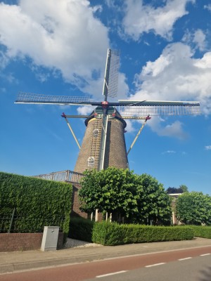 
                            <b>Beltmolen De Reus op de Ottersumseweg, naast een groene heg.</b><br>
                                                        <b>ISO:</b> 50 | <b>Sluitertijd:</b> 1/1126 | <b>Diafragma:</b> f/1.8 | <b>Datum:</b> 2025-06-29

                        
