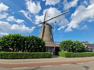 
                            <b>Beltmolen De Reus op de Ottersumseweg, naast een groene heg.</b><br>
                                                        <b>ISO:</b> 50 | <b>Sluitertijd:</b> 1/1715 | <b>Diafragma:</b> f/2.2 | <b>Datum:</b> 2025-06-29

                        