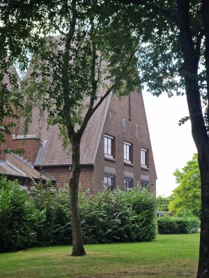 
                            <b>Johannes De Doperkerk met jaartal 1931, omgeven door groene struiken.</b><br>
                                                        <b>ISO:</b> 50 | <b>Sluitertijd:</b> 1/242 | <b>Diafragma:</b> f/2.4 | <b>Datum:</b> 2025-06-29

                        