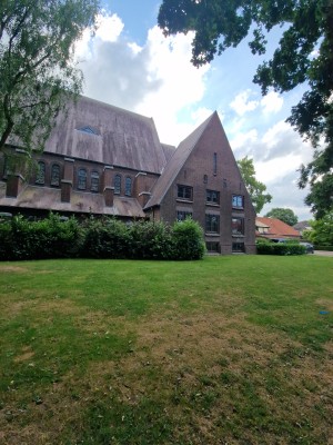 
                            <b>Johannes De Doperkerk met karakteristiek schuindak en omringd door grasveld.</b><br>
                                                        <b>ISO:</b> 50 | <b>Sluitertijd:</b> 1/580 | <b>Diafragma:</b> f/2.2 | <b>Datum:</b> 2025-06-29

                        
