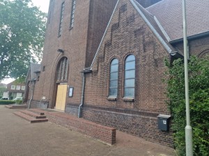 
                            <b>Johannes De Doperkerk met hoge ramen en brede trap bij de ingang.</b><br>
                                                        <b>ISO:</b> 50 | <b>Sluitertijd:</b> 1/180 | <b>Diafragma:</b> f/1.8 | <b>Datum:</b> 2025-06-29

                        